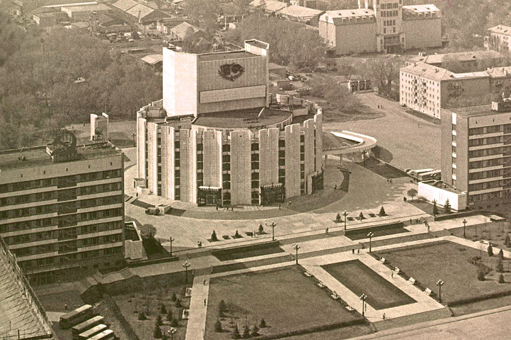 Здание театра, 1982 г.